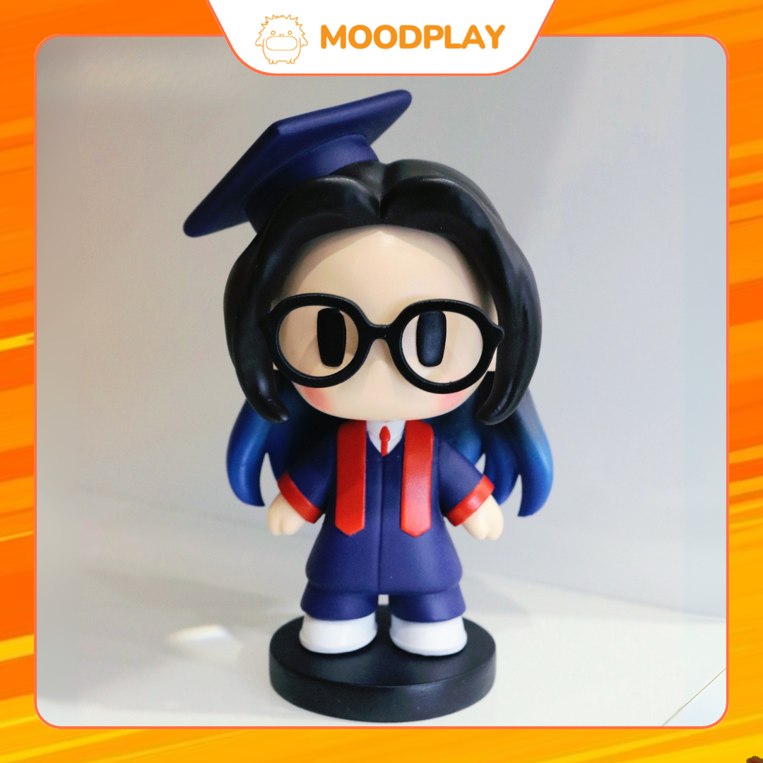 Khoảnh khắc tốt nghiệp là một dấu mốc quan trọng trong cuộc đời mỗi người. Bạn đang tìm kiếm một món quà vừa độc đáo vừa mang ý nghĩa để chúc mừng tân cử nhân? Art Toy Quà Tặng Tốt Nghiệp chính là lựa chọn hoàn hảo. Bài viết này sẽ giúp bạn hiểu tại sao art toy lại trở thành món quà được yêu thích, cách chọn lựa phù hợp và những gợi ý thú vị để món quà của bạn thêm phần đặc biệt. 1. Art Toy là gì và vì sao trở thành quà tặng tốt nghiệp lý tưởng? Art toy là những mô hình đồ chơi nghệ thuật, được thiết kế độc đáo, mang tính thẩm mỹ cao. Không chỉ là món đồ trang trí, art toy còn là biểu tượng của sự sáng tạo, cá tính và phong cách riêng. Ý nghĩa sâu sắc: Một art toy không chỉ là vật kỷ niệm mà còn là lời chúc tinh thần, khích lệ tân cử nhân tự tin bước vào cuộc sống mới. Độc đáo và khác biệt: Khác với hoa hay thiệp truyền thống, art toy thể hiện sự tinh tế và cá nhân hóa món quà. Giữ lâu dài: Với chất liệu bền đẹp, art toy có thể trở thành món kỷ niệm để lưu giữ nhiều năm. Nếu bạn đang băn khoăn không biết chọn quà tốt nghiệp gì cho bạn bè hay đồng nghiệp, art toy là một gợi ý vừa sáng tạo vừa ý nghĩa. 2. Các loại Art Toy phù hợp làm quà tặng tốt nghiệp Có nhiều loại art toy mà bạn có thể cân nhắc khi chọn làm quà tặng tốt nghiệp: a. Art toy nhân vật nổi tiếng Những mô hình nhân vật hoạt hình, game hay phim ảnh được nhiều người yêu thích. Đây là món quà giúp tân cử nhân cảm thấy vui vẻ và gần gũi với sở thích cá nhân. b. Art toy phong cách độc lập Các art toy thiết kế theo phong cách nghệ sĩ, limited edition, thường mang tính nghệ thuật cao, thích hợp với những người yêu thích cái đẹp và sưu tầm. c. Art toy tùy chỉnh Bạn có thể đặt làm art toy theo yêu cầu, mang tên, hình ảnh hoặc đặc điểm của tân cử nhân. Đây là món quà cá nhân hóa, chắc chắn sẽ khiến người nhận ấn tượng. Lưu ý khi chọn art toy: hãy cân nhắc phong cách, màu sắc và sở thích của người nhận để món quà thực sự ý nghĩa. 3. Cách chọn Art Toy Quà Tặng Tốt Nghiệp phù hợp Để món quà vừa đẹp mắt vừa có giá trị tinh thần, bạn nên lưu ý các yếu tố sau: Chất liệu và độ bền: Nên chọn art toy làm từ nhựa cao cấp, vinyl hoặc resin để đảm bảo sử dụng lâu dài. Kích thước và kiểu dáng: Chọn kích thước vừa phải để dễ đặt trang trí, kiểu dáng phù hợp với phong cách của người nhận. Ý nghĩa gắn kết: Có thể kết hợp cùng thiệp chúc mừng hoặc lời nhắn cá nhân để tăng giá trị cảm xúc. Tính độc quyền: Các phiên bản limited hoặc art toy tùy chỉnh sẽ tạo ấn tượng mạnh và ghi nhớ lâu dài. Một món quà được chọn cẩn thận sẽ khiến tân cử nhân cảm nhận được sự quan tâm và tôn trọng của người tặng. 4. Gợi ý các dịp tặng Art Toy Tốt Nghiệp Art toy không chỉ là món quà tốt nghiệp. Bạn có thể tặng trong nhiều dịp khác: Lễ chia tay, tiệc kỷ niệm học tập Chúc mừng đạt thành tích học tập xuất sắc Quà sinh nhật kết hợp kỷ niệm học tập Trang trí bàn học, phòng làm việc của tân cử nhân Sự linh hoạt của art toy khiến nó trở thành món quà đa năng và luôn được yêu thích. 5. Tại sao nên mua Art Toy Quà Tặng Tốt Nghiệp tại Mood Play? Mood Play mang đến đa dạng các mẫu art toy độc đáo, sáng tạo, chất lượng cao: Đa dạng mẫu mã: Từ nhân vật hoạt hình, game, phim cho tới art toy phong cách nghệ thuật. Chất lượng đảm bảo: Sản phẩm bền, an toàn, màu sắc tươi sáng và tinh xảo. Tùy chỉnh cá nhân: Bạn có thể đặt art toy theo yêu cầu để tạo món quà đặc biệt và ý nghĩa. Dễ dàng mua sắm: Đặt hàng online nhanh chóng, giao hàng tận nơi, hỗ trợ đóng gói quà đẹp mắt. Khi lựa chọn Mood Play, bạn không chỉ mua một món quà mà còn gửi trọn thông điệp yêu thương và chúc mừng tân cử nhân. Art Toy Quà Tặng Tốt Nghiệp là món quà không chỉ đẹp mắt mà còn đầy ý nghĩa, giúp bạn thể hiện sự quan tâm và chúc mừng tân cử nhân một cách tinh tế. Đừng ngần ngại lựa chọn art toy để biến khoảnh khắc tốt nghiệp trở nên đáng nhớ và đặc biệt hơn. Khám phá ngay bộ sưu tập art toy tại Mood Play, đặt hàng online để nhận được sản phẩm chất lượng, độc đáo. Đăng ký newsletter của chúng tôi để nhận thêm các gợi ý quà tặng độc quyền, cập nhật mẫu mới và ưu đãi hấp dẫn.